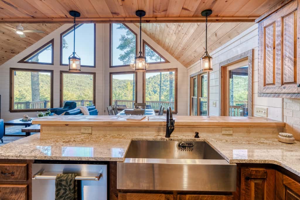 Pineview Escape - Hot tub, arcade & mountain views