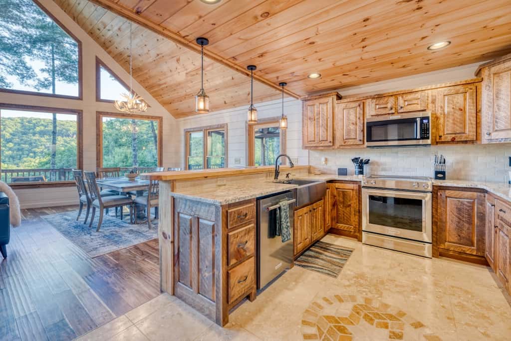 Pineview Escape - Hot tub, arcade & mountain views