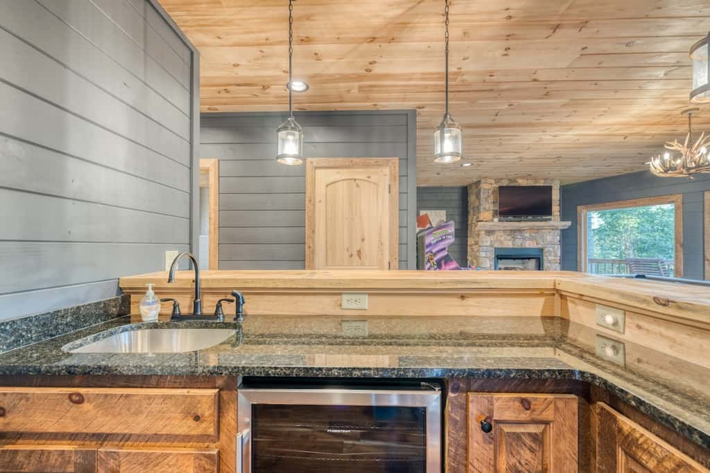 Pineview Escape - Hot tub, arcade & mountain views