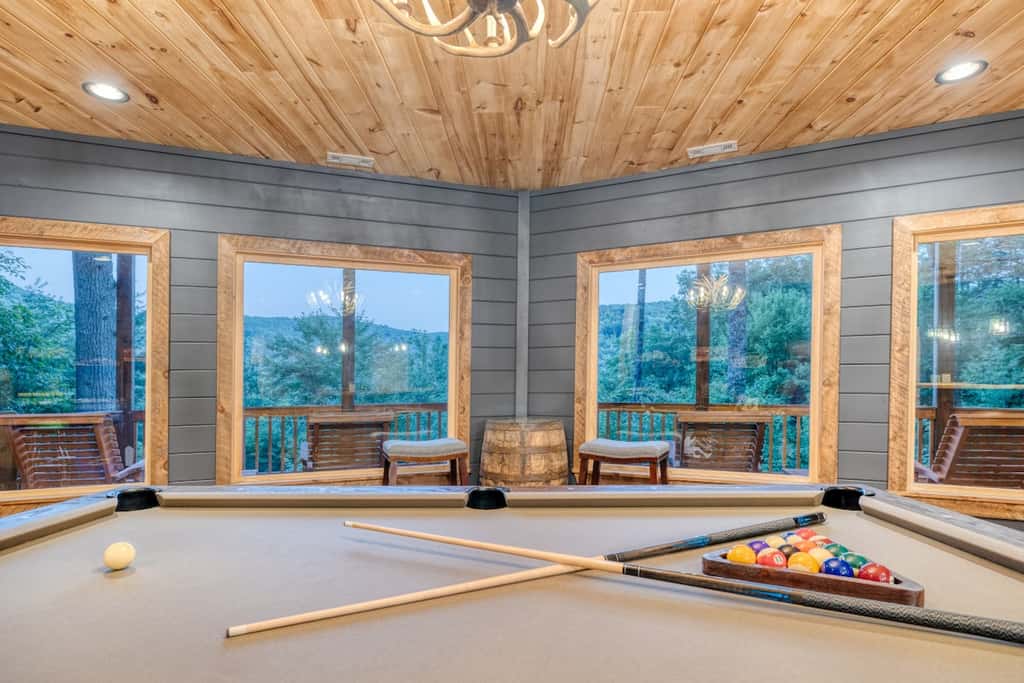 Pineview Escape - Hot tub, arcade & mountain views