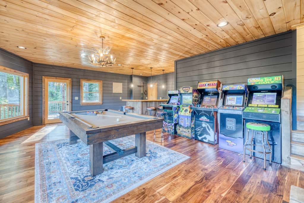 Pineview Escape - Hot tub, arcade & mountain views