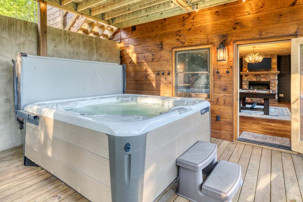 Pineview Escape - Hot tub, arcade & mountain views