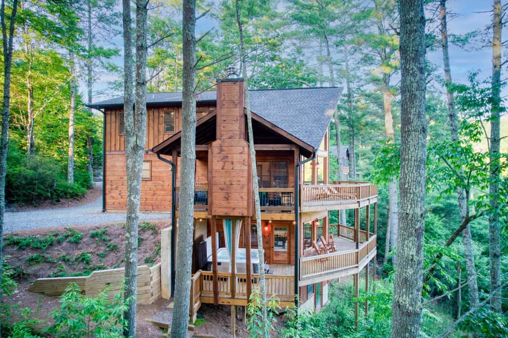 Pineview Escape - Hot tub, arcade & mountain views