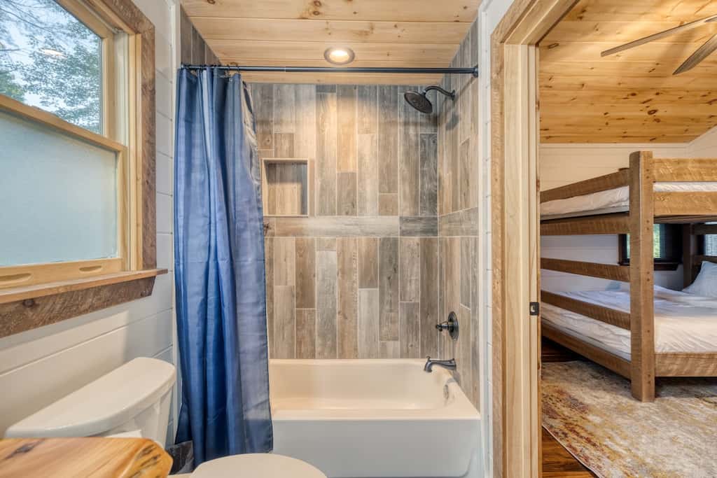 Pineview Escape - Hot tub, arcade & mountain views