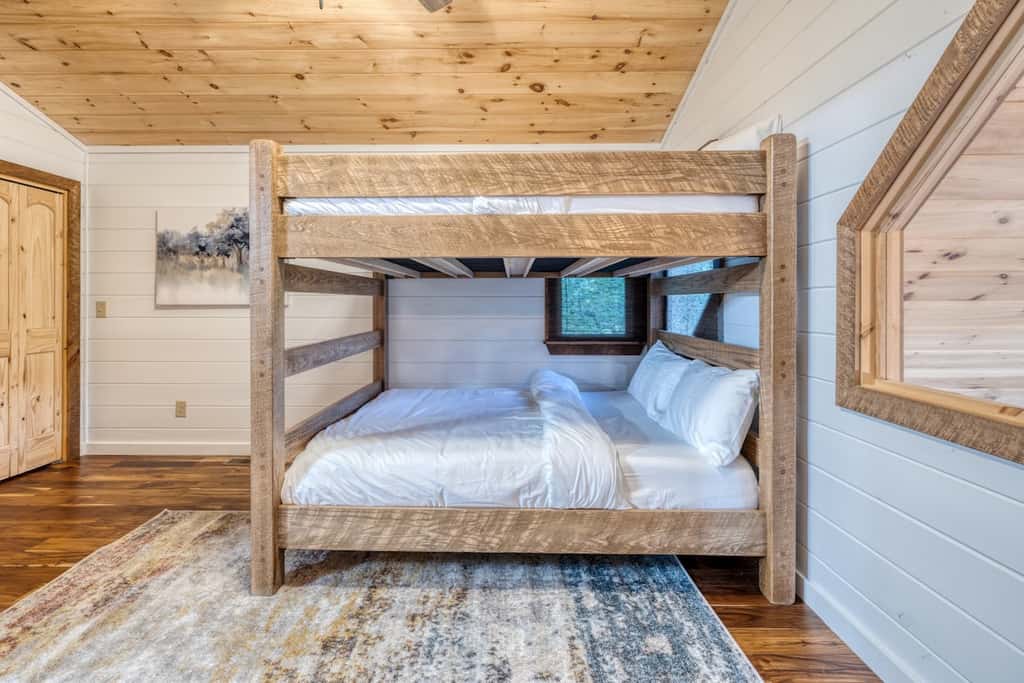 Pineview Escape - Hot tub, arcade & mountain views