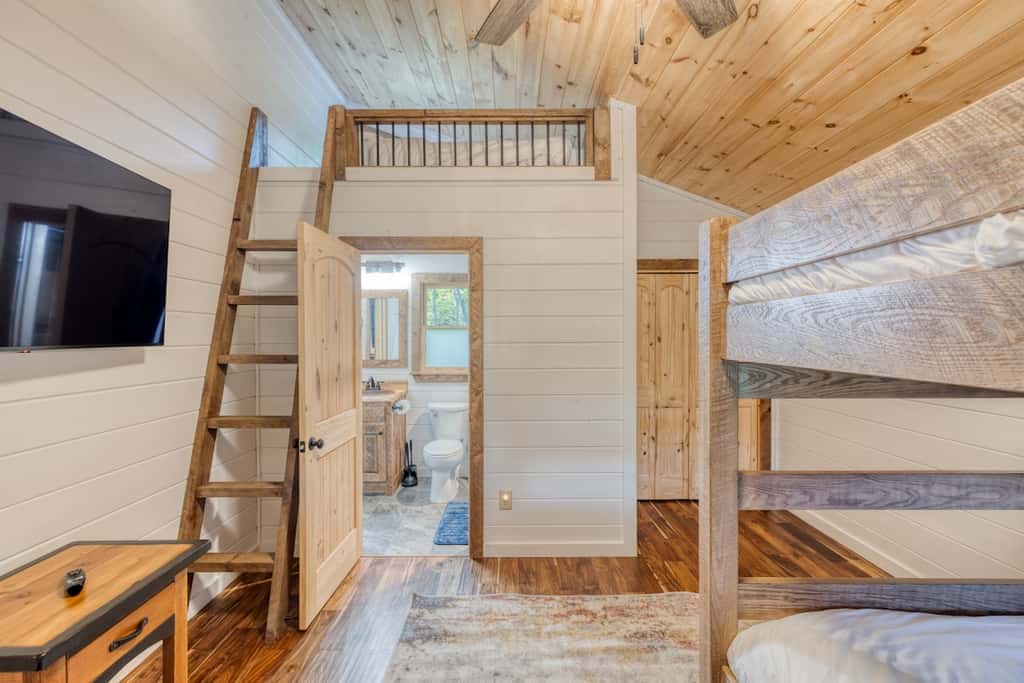 Pineview Escape - Hot tub, arcade & mountain views