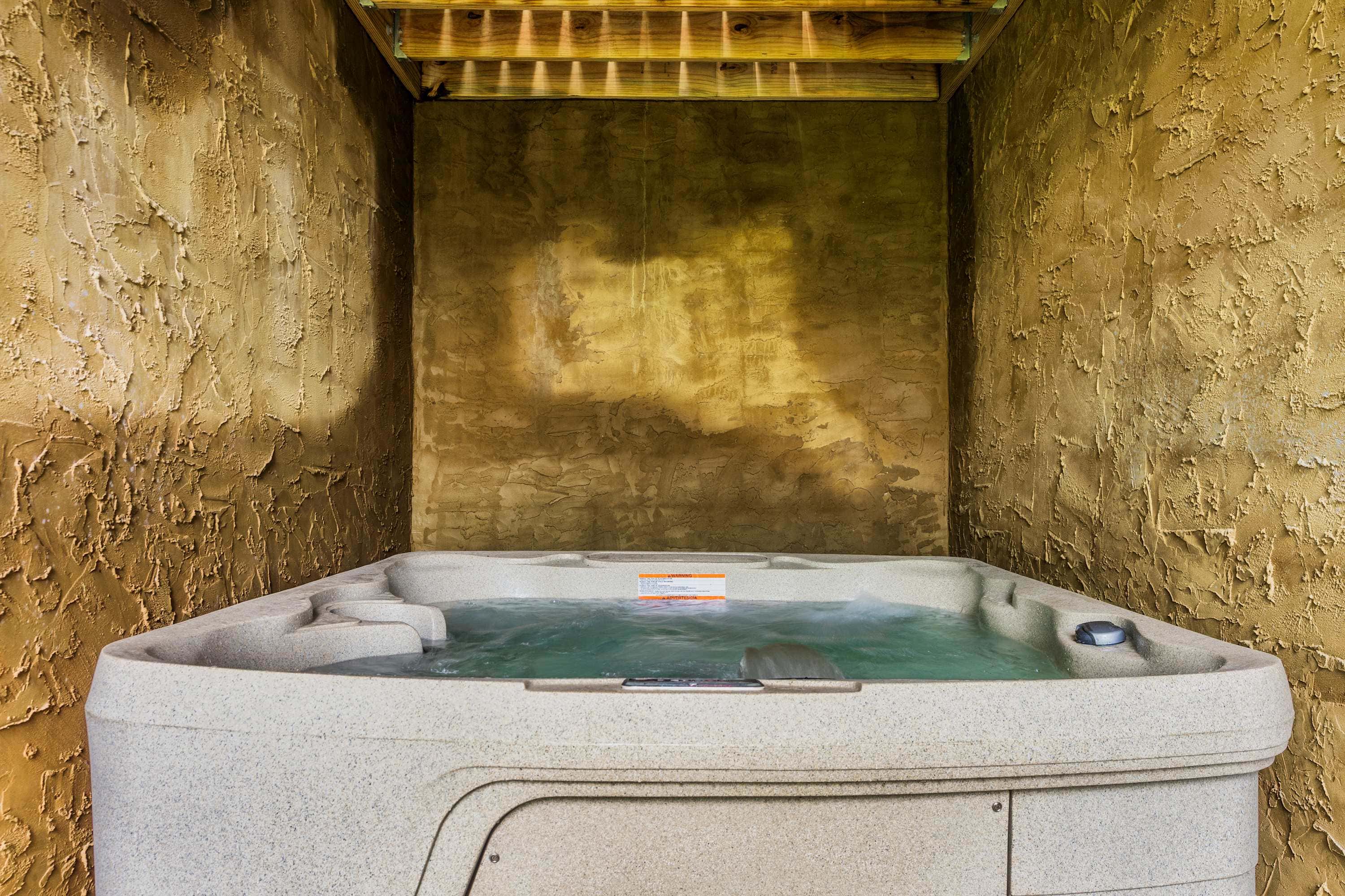 Luxe Home - Heated Pool, Hot Tub & Mountain Views!