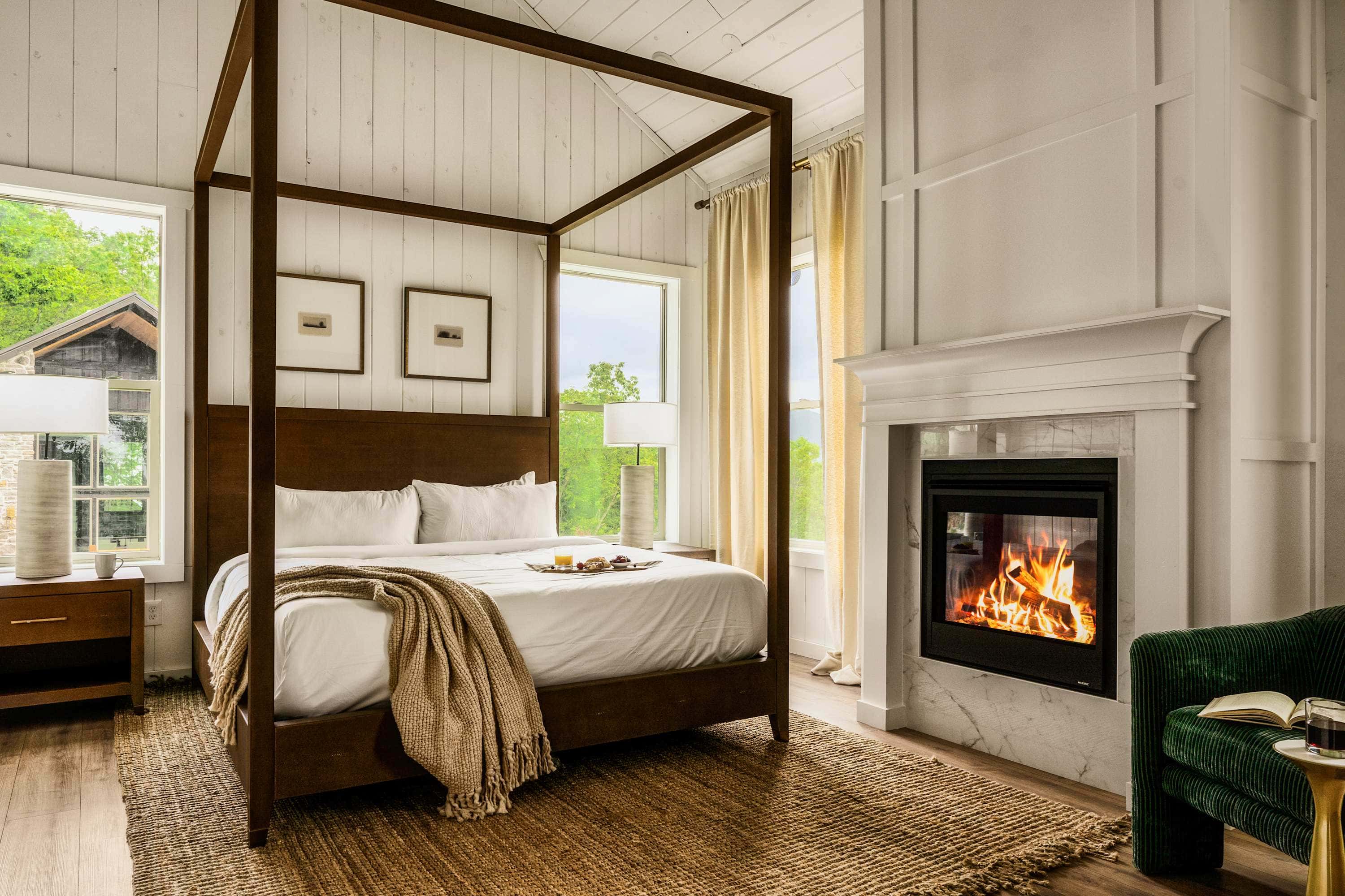 Luxe Home - Heated Pool, Hot Tub & Mountain Views!