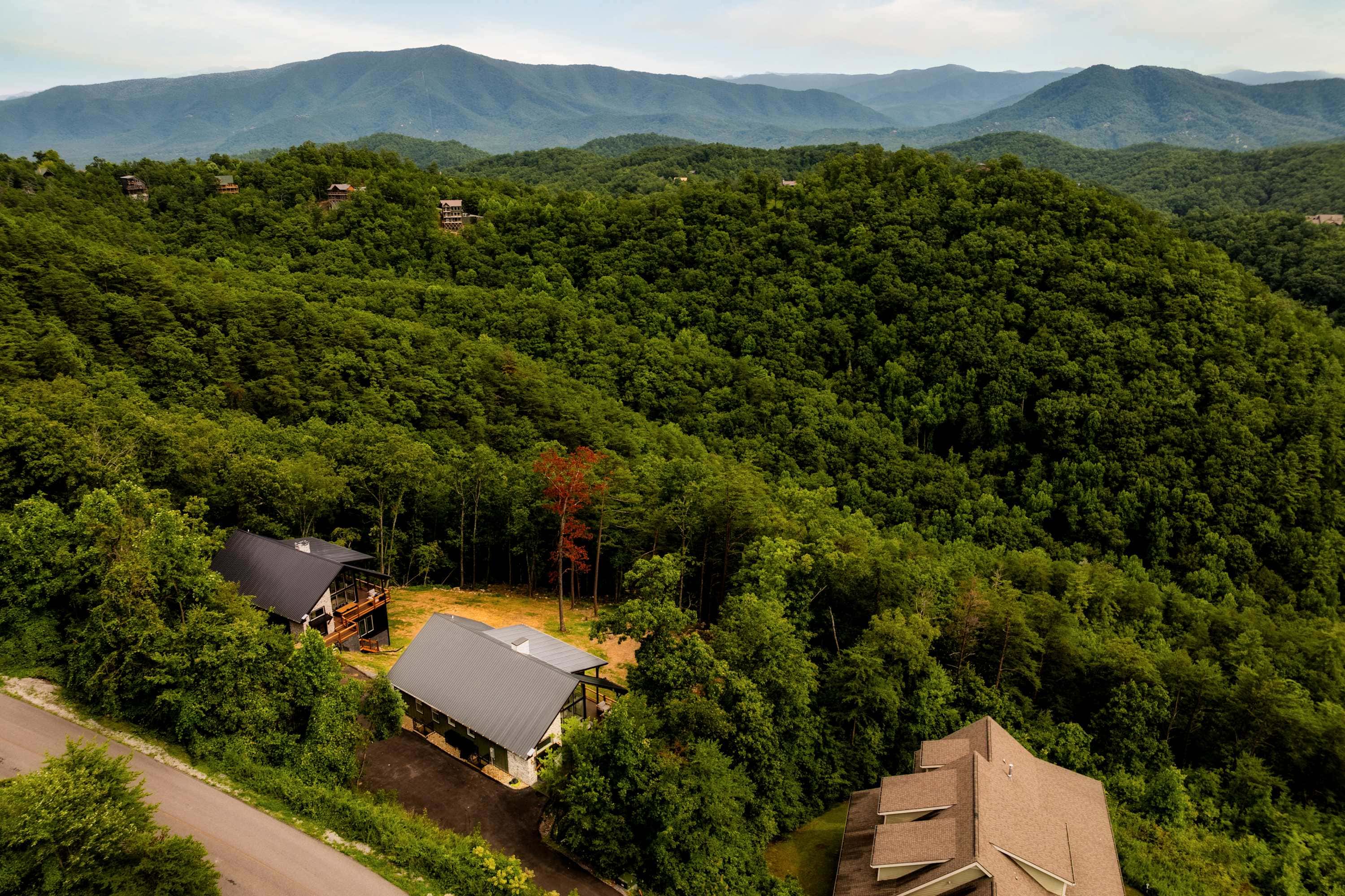 Luxe Home - Heated Pool, Hot Tub & Mountain Views!