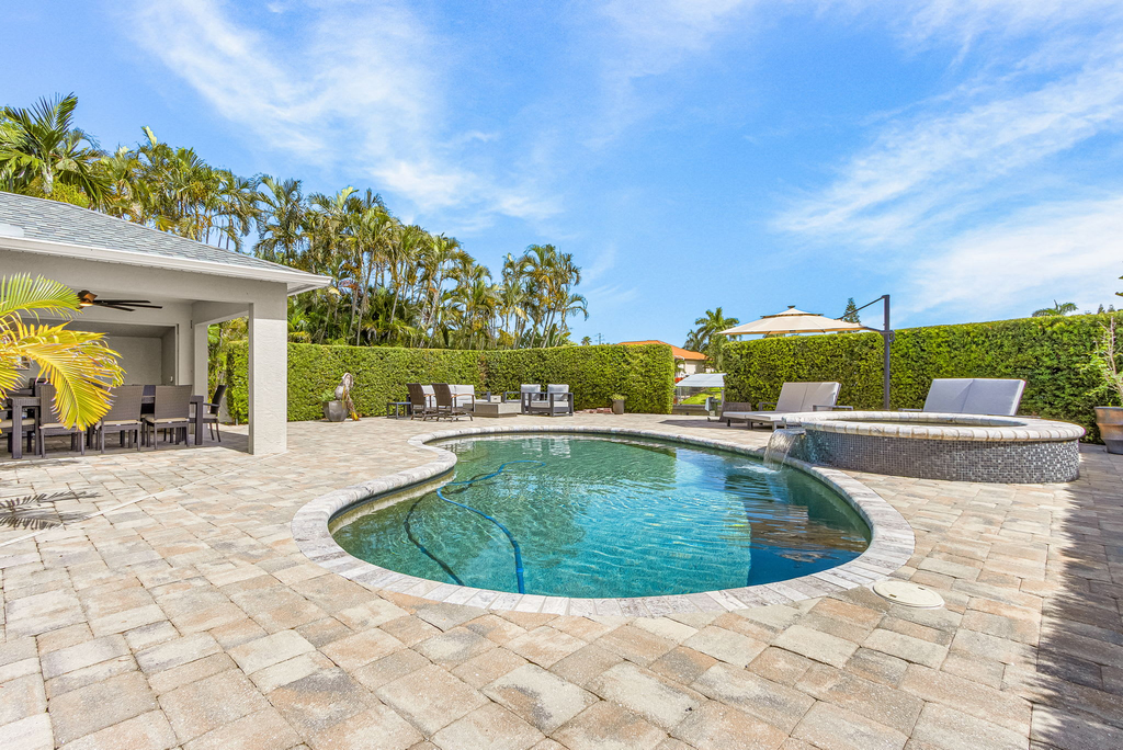 Envision Paradise: Gorgeous 4 Bedroom Waterfront Home with Private Pool/Spa and Large Kitchen