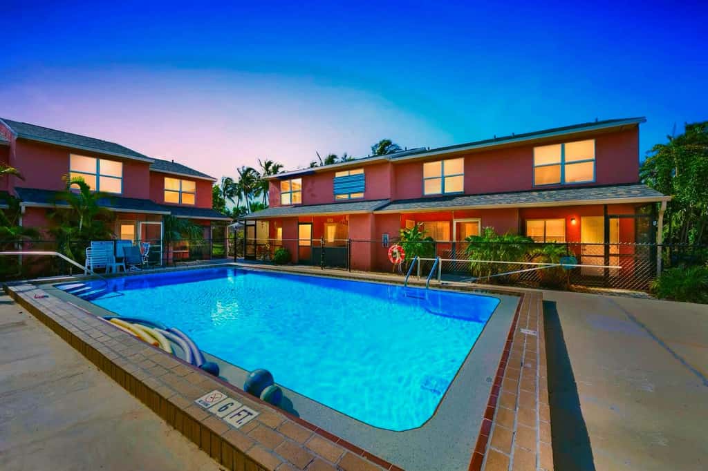 Spacious townhome w patio & shared pool