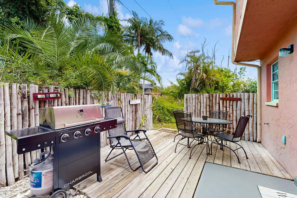 Spacious townhome w patio & shared pool