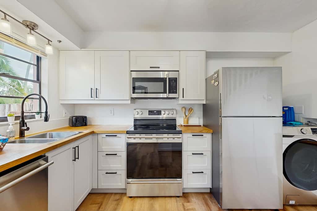 Spacious townhome w patio & shared pool