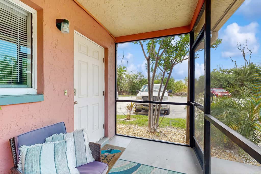 Spacious townhome w patio & shared pool