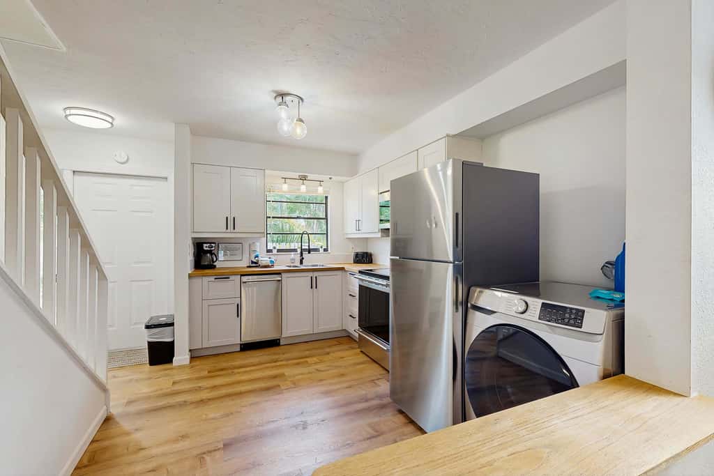 Spacious townhome w patio & shared pool