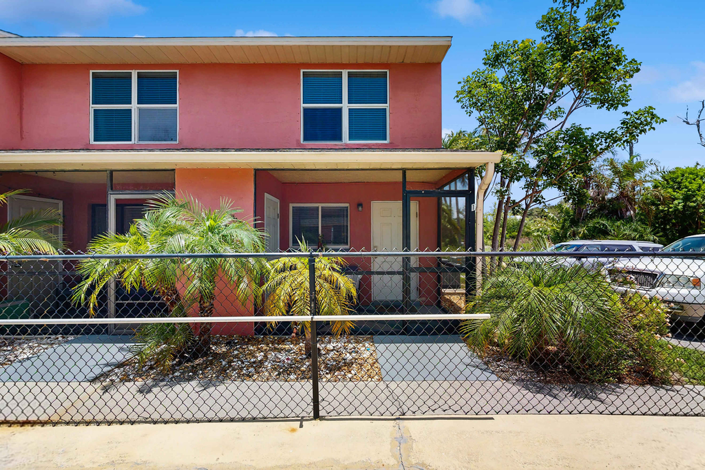 Spacious townhome w patio & shared pool