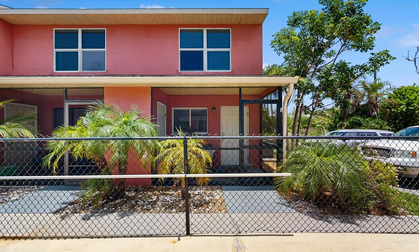Spacious townhome w patio & shared pool