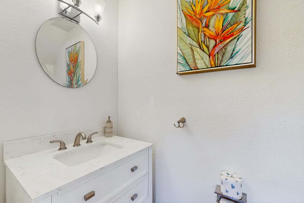Spacious townhome w patio & shared pool
