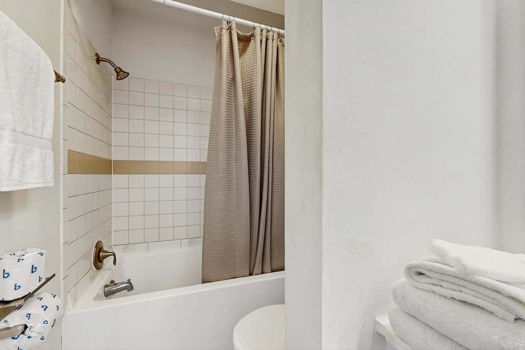 Spacious townhome w patio & shared pool