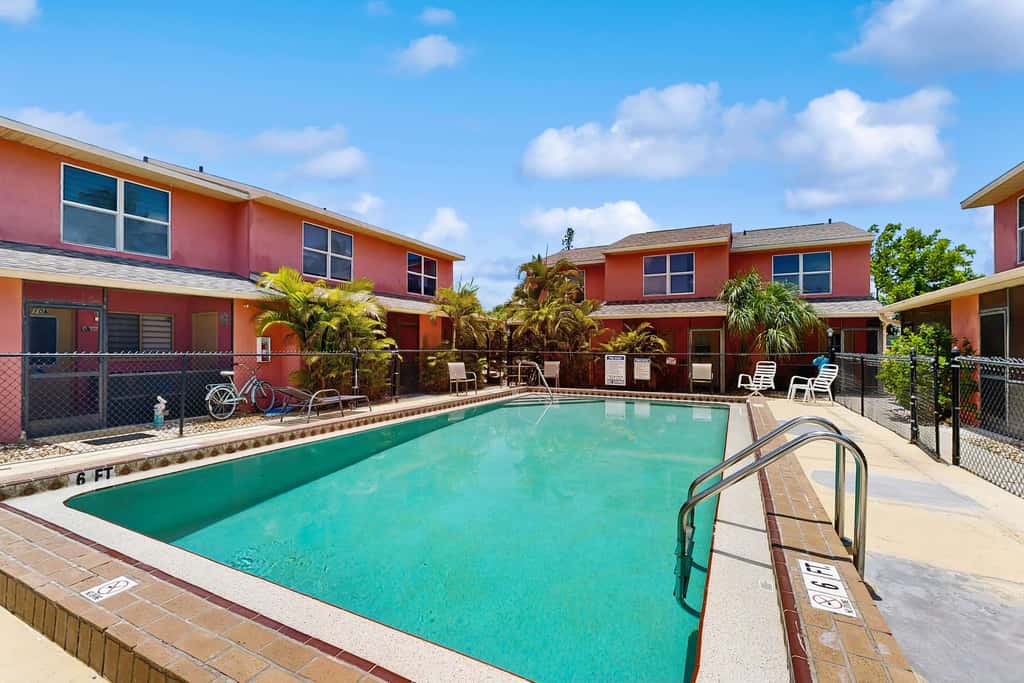 Spacious townhome w patio & shared pool