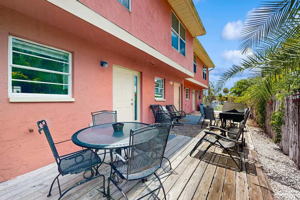 Spacious townhome w patio & shared pool