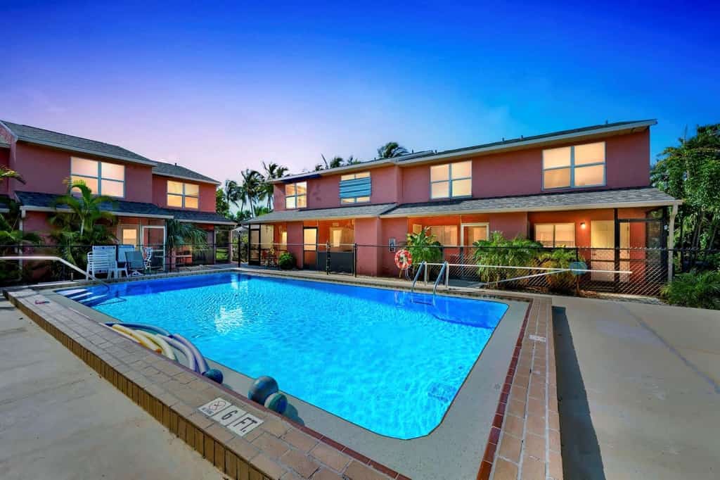 Cozy townhome w patio & shared pool