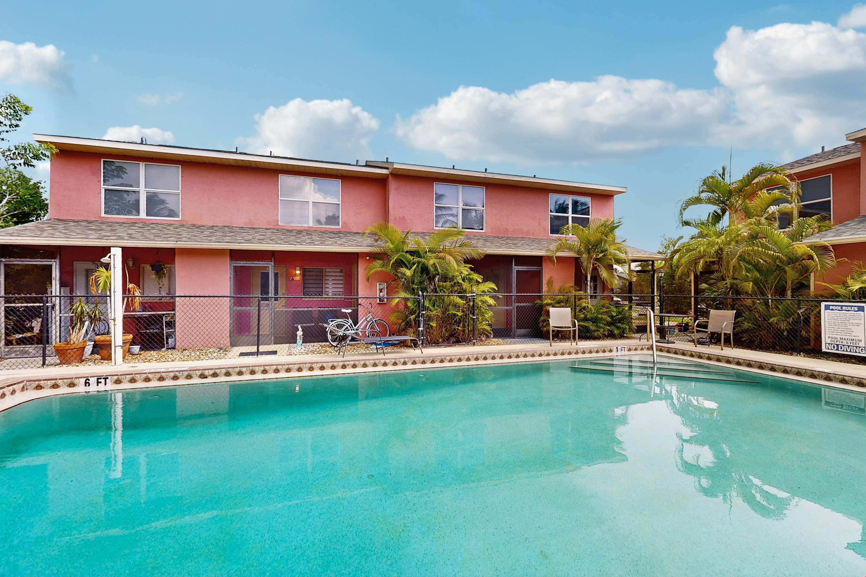 Cozy townhome w patio & shared pool