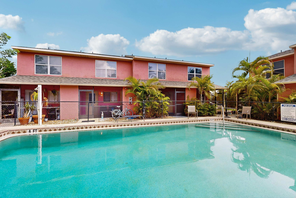 Cozy townhome w patio & shared pool