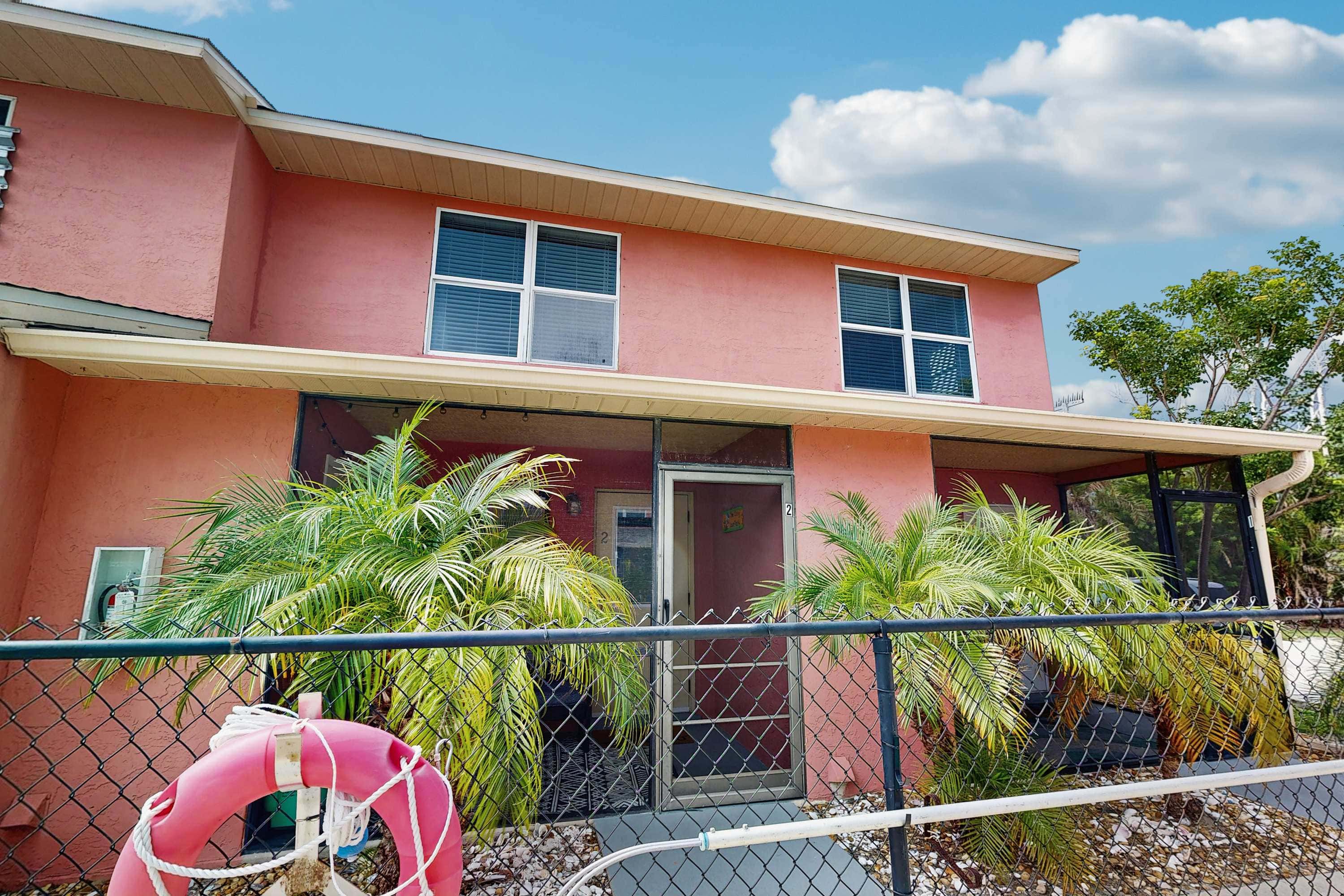 Spacious dog friendly Townhouse in Fort Myers with Shared Pool and BBQ
