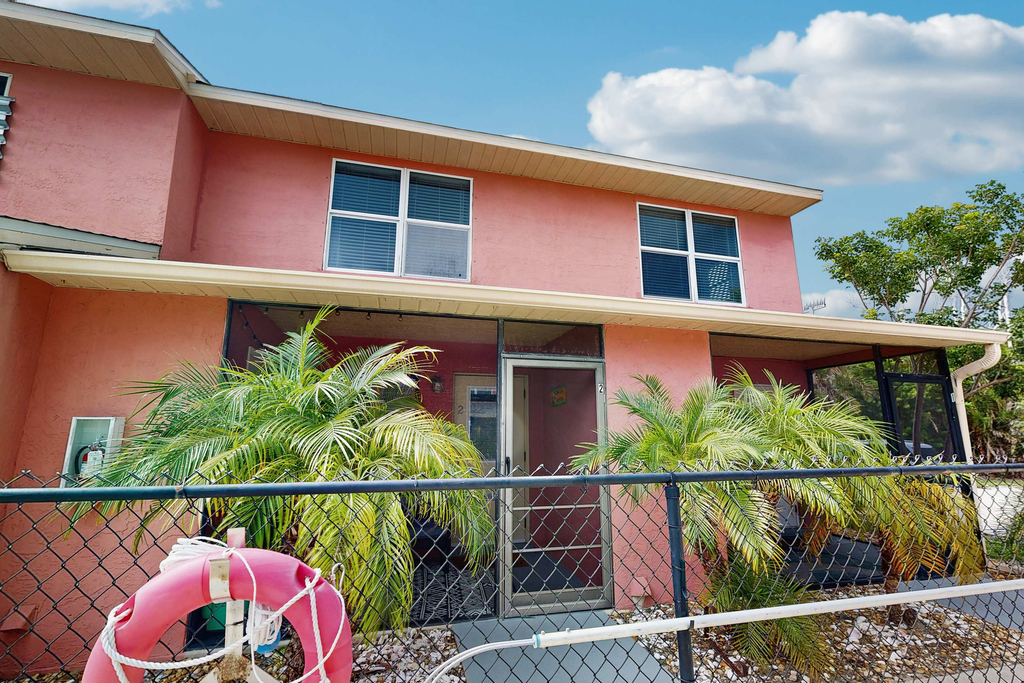 Spacious dog friendly Townhouse in Fort Myers with Shared Pool and BBQ