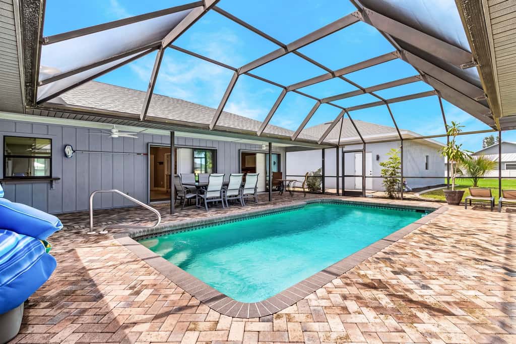 Gorgeous 4 Bedroom Home with Private Pool and Full Kitchen in Rotonda West