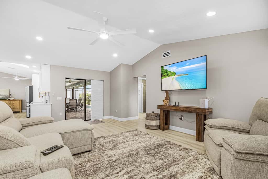 Gorgeous 4 Bedroom Home with Private Pool and Full Kitchen in Rotonda West