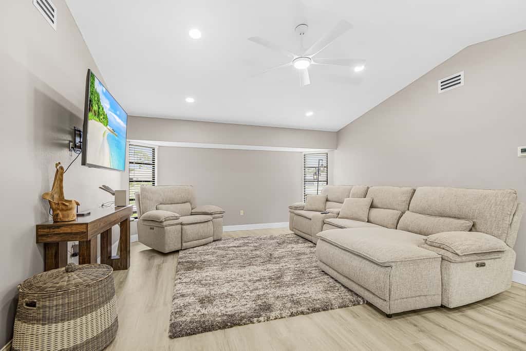 Gorgeous 4 Bedroom Home with Private Pool and Full Kitchen in Rotonda West
