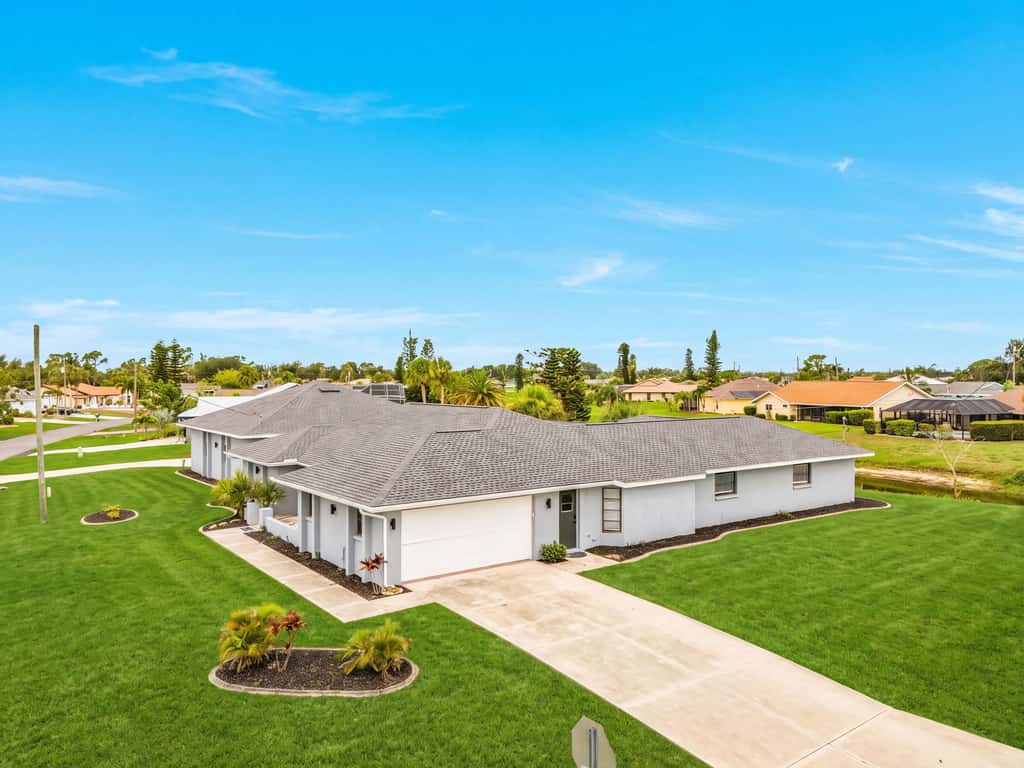 Gorgeous 4 Bedroom Home with Private Pool and Full Kitchen in Rotonda West