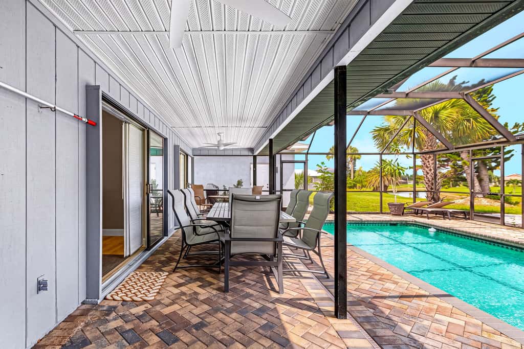 Gorgeous 4 Bedroom Home with Private Pool and Full Kitchen in Rotonda West
