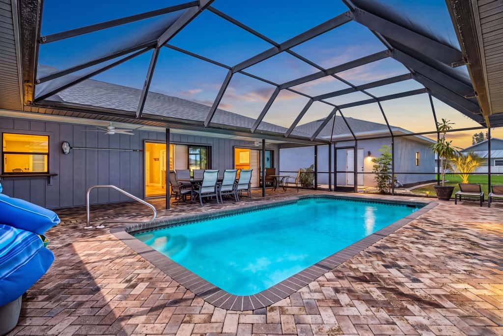 Gorgeous 4 Bedroom Home with Private Pool and Full Kitchen in Rotonda West