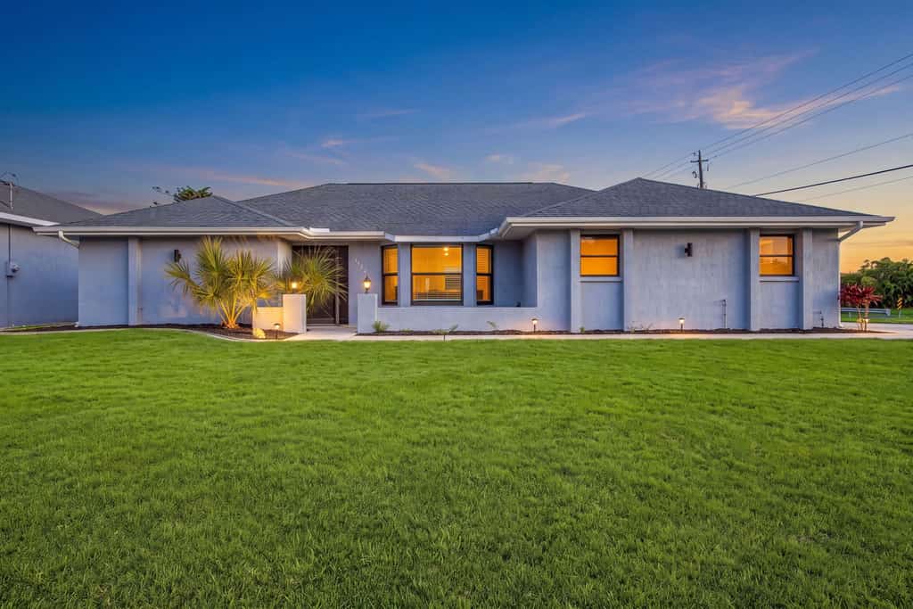 Gorgeous 4 Bedroom Home with Private Pool and Full Kitchen in Rotonda West