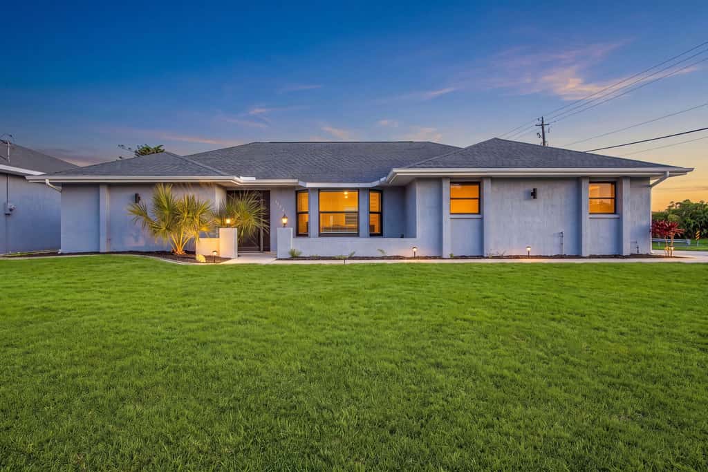 Gorgeous 4 Bedroom Home with Private Pool and Full Kitchen in Rotonda West