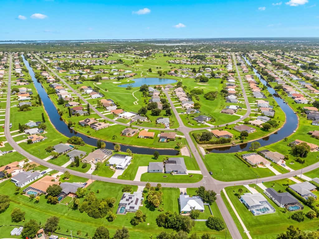 Gorgeous 4 Bedroom Home with Private Pool and Full Kitchen in Rotonda West