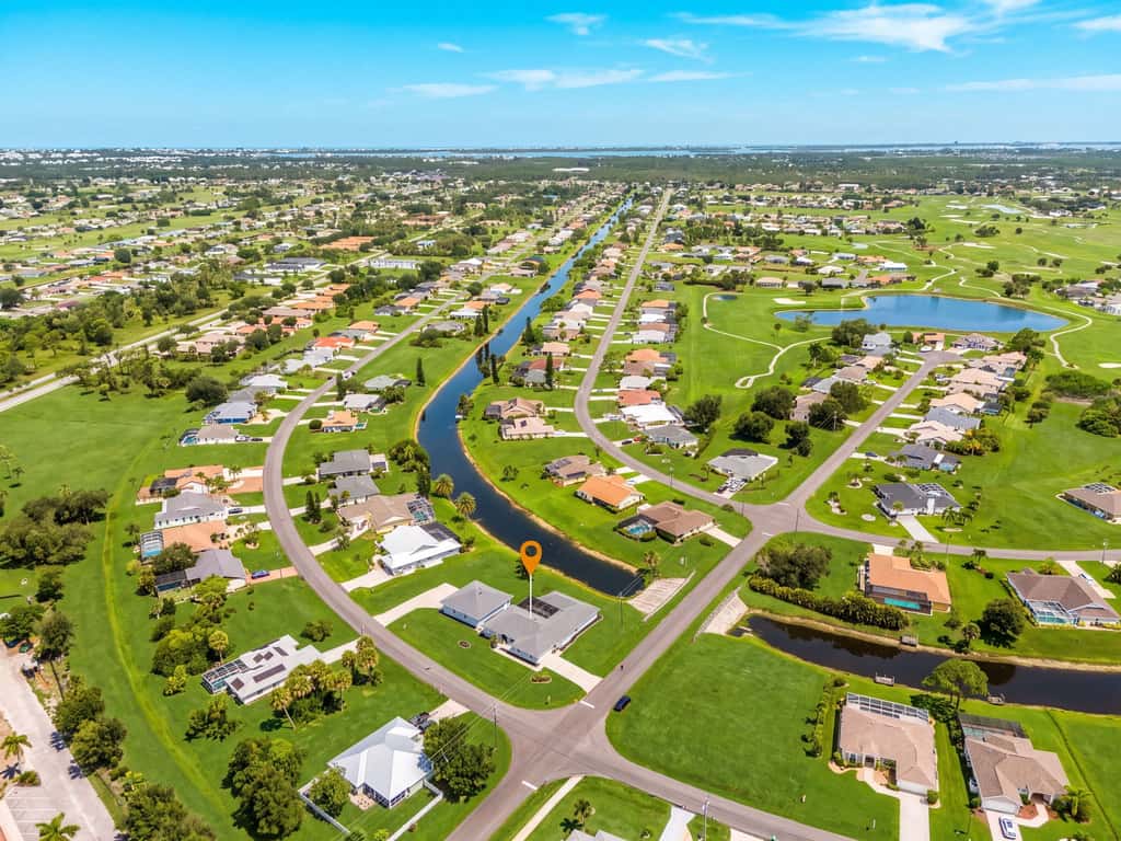 Gorgeous 4 Bedroom Home with Private Pool and Full Kitchen in Rotonda West