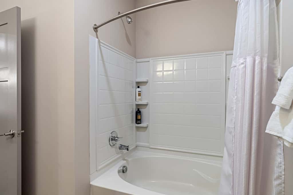 CozySuites Penrose | 1BR/1BA on Mass w/ pool & parking