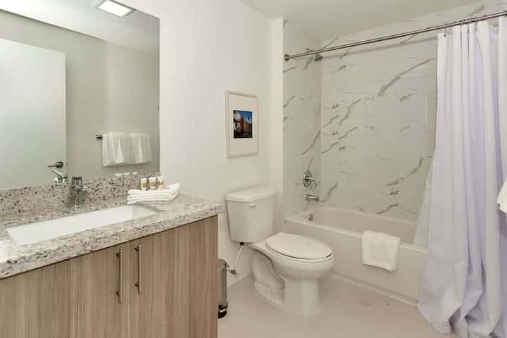 Roami at Grove 27 | 15 Min to Beach | 3BR