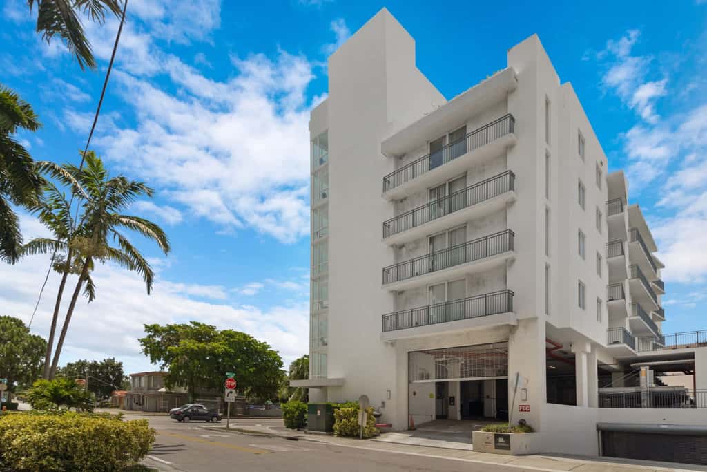 Roami at Grove 27 | 15 Min to Beach | 3BR