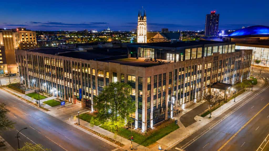Roami at Century Plaza | 5BR combo | sleeps 12
