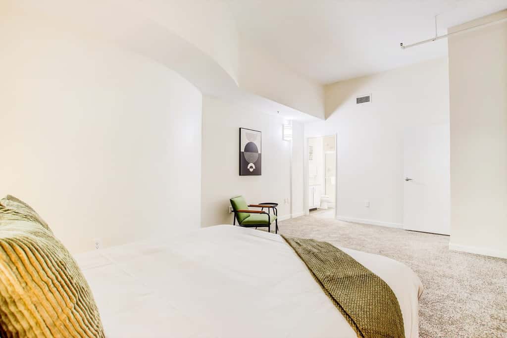 TWO CozySuites 4BR Queen Apt with Skybridge Access