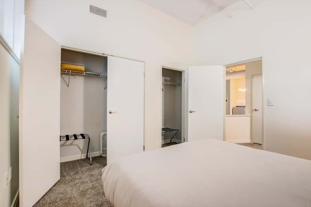 TWO CozySuites 4BR Queen Apt with Skybridge Access