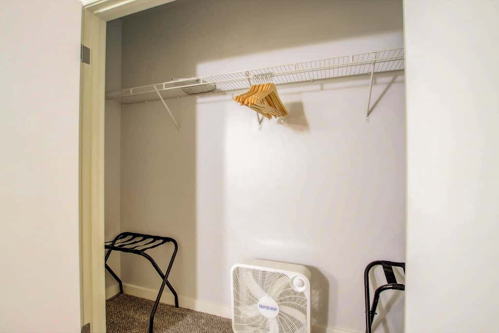 TWO CozySuites 4BR Queen Apt with Skybridge Access