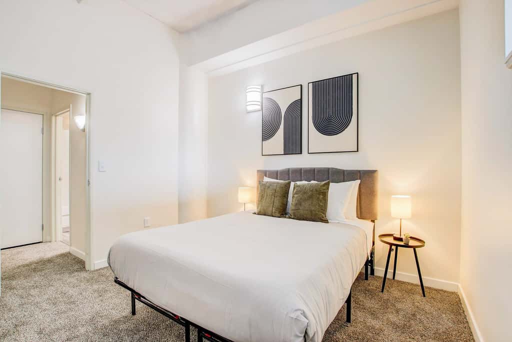 TWO CozySuites 4BR Queen Apt with Skybridge Access