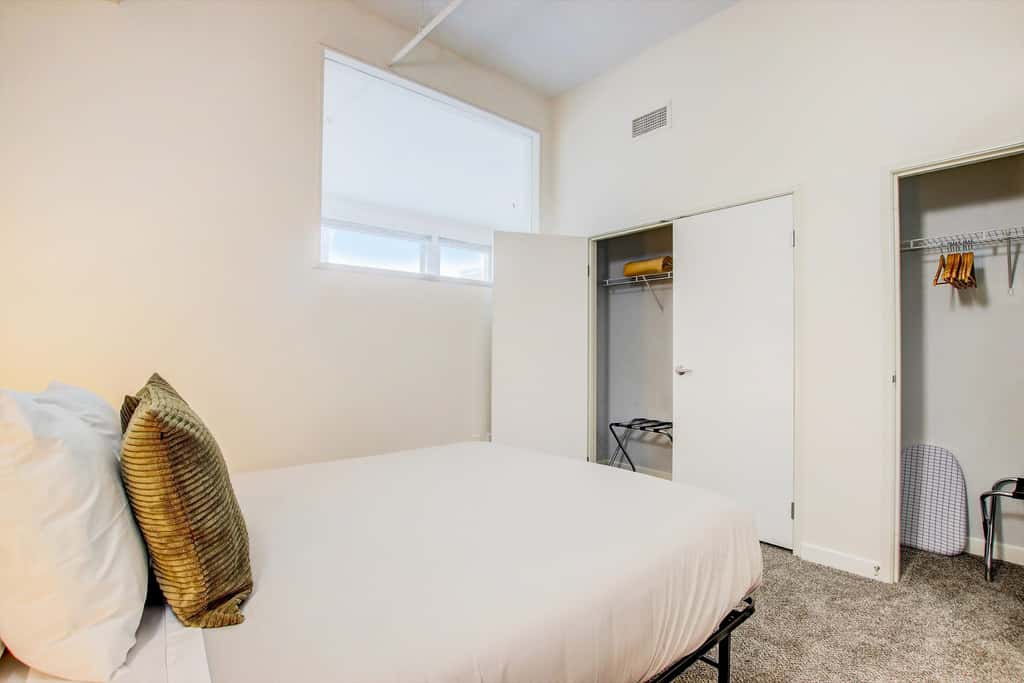 TWO CozySuites 4BR Queen Apt with Skybridge Access