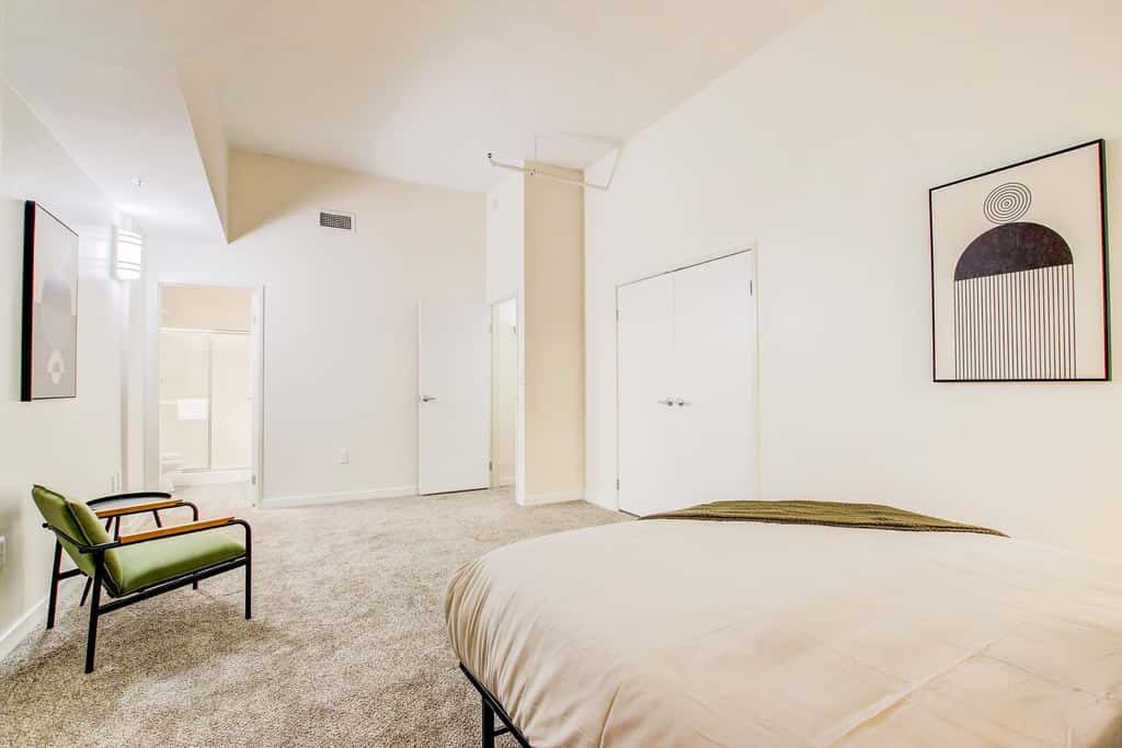 TWO CozySuites 4BR Queen Apt with Skybridge Access